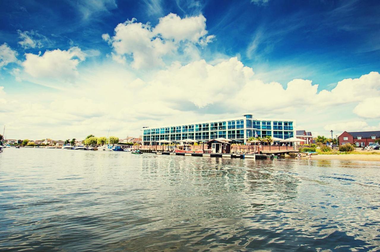 Captain's Club & Hotel