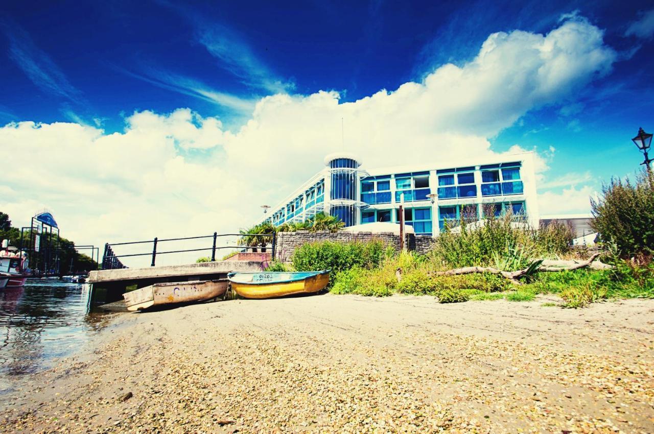 Captain's Club & Hotel