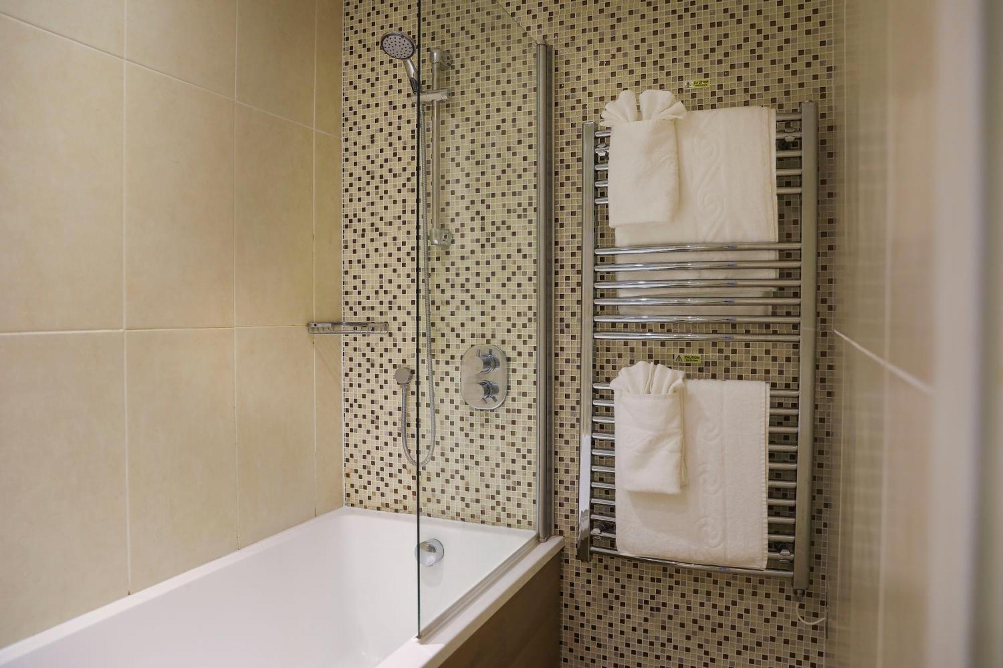 Hotel Captain's Club & Christchurch (Dorset)